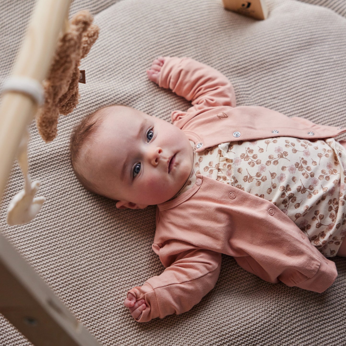 Dirkje off white bloemetjes baby shirt