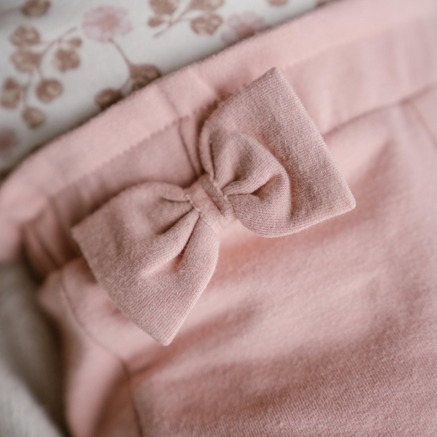 Dirkje strikjes baby broek dusty pink